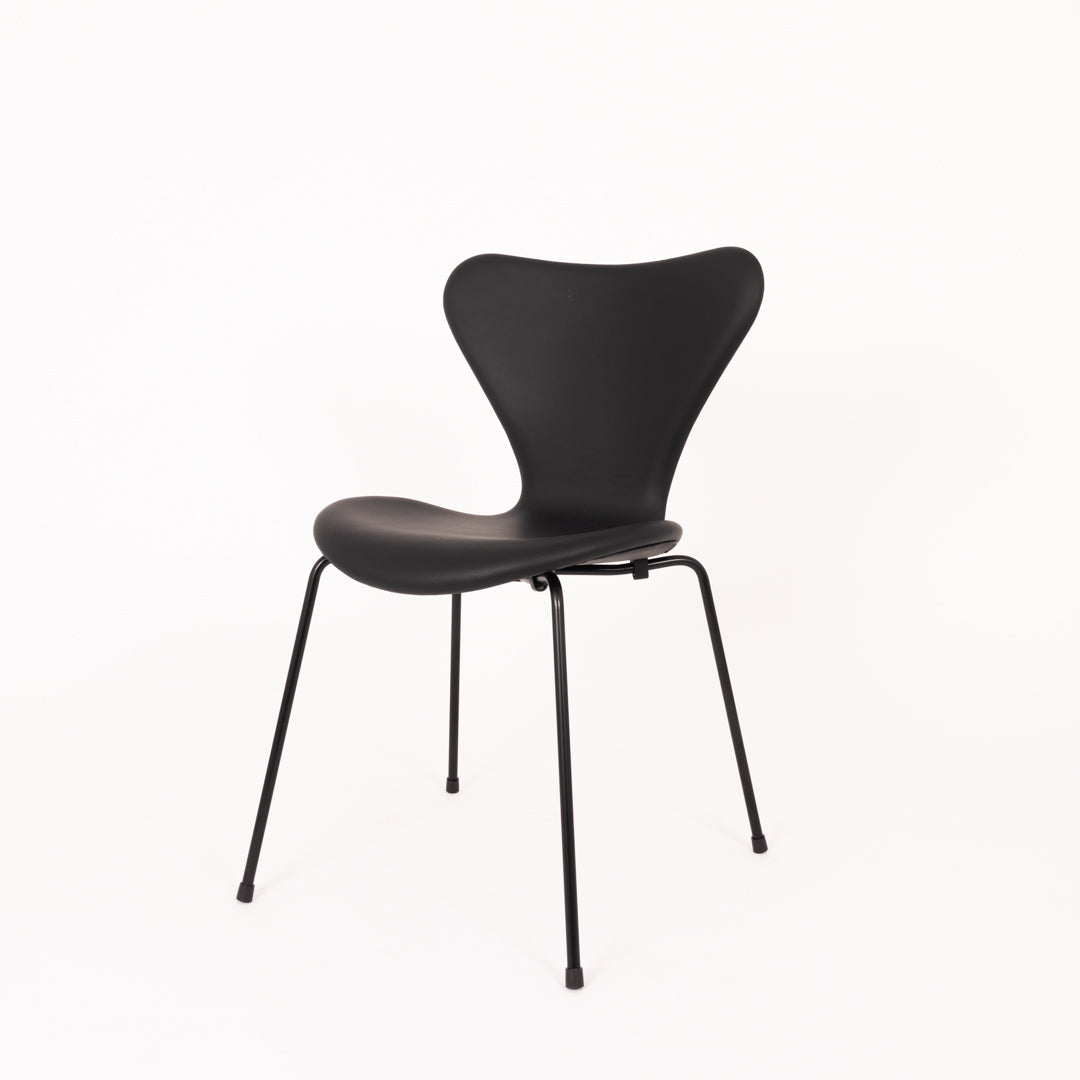 Arne Jacobsen 3107 – Sort Semi Anilin m Sorte Stel