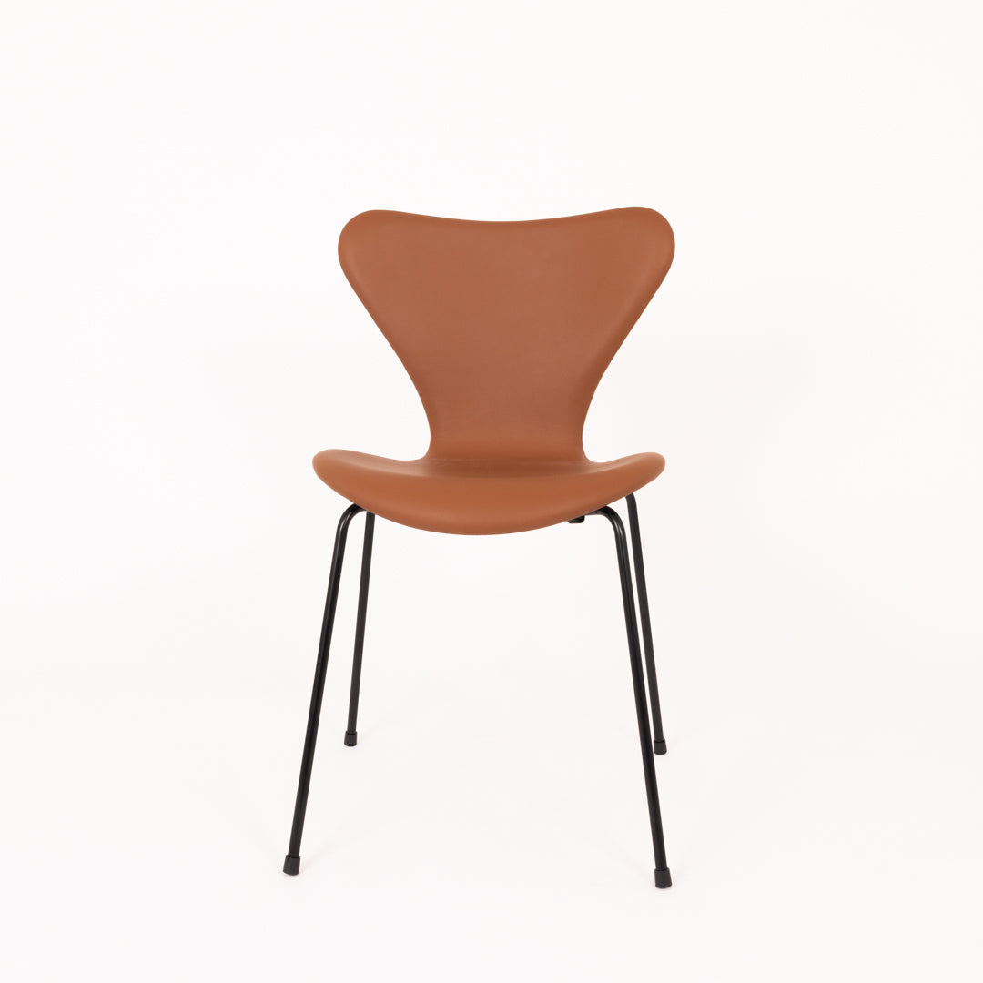 Arne Jacobsen 3107 – Cognac Semi Anilin Sorte Stel