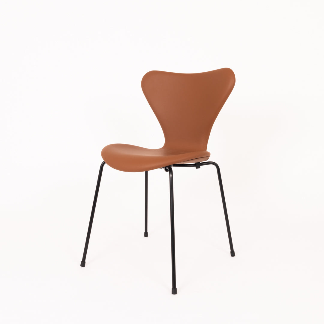 Arne Jacobsen 3107 – Cognac Semi Anilin Sorte Stel