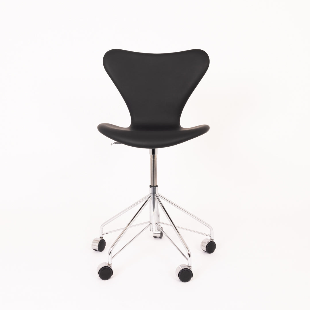 Arne Jacobsen 3117 – Sort Semi anilin