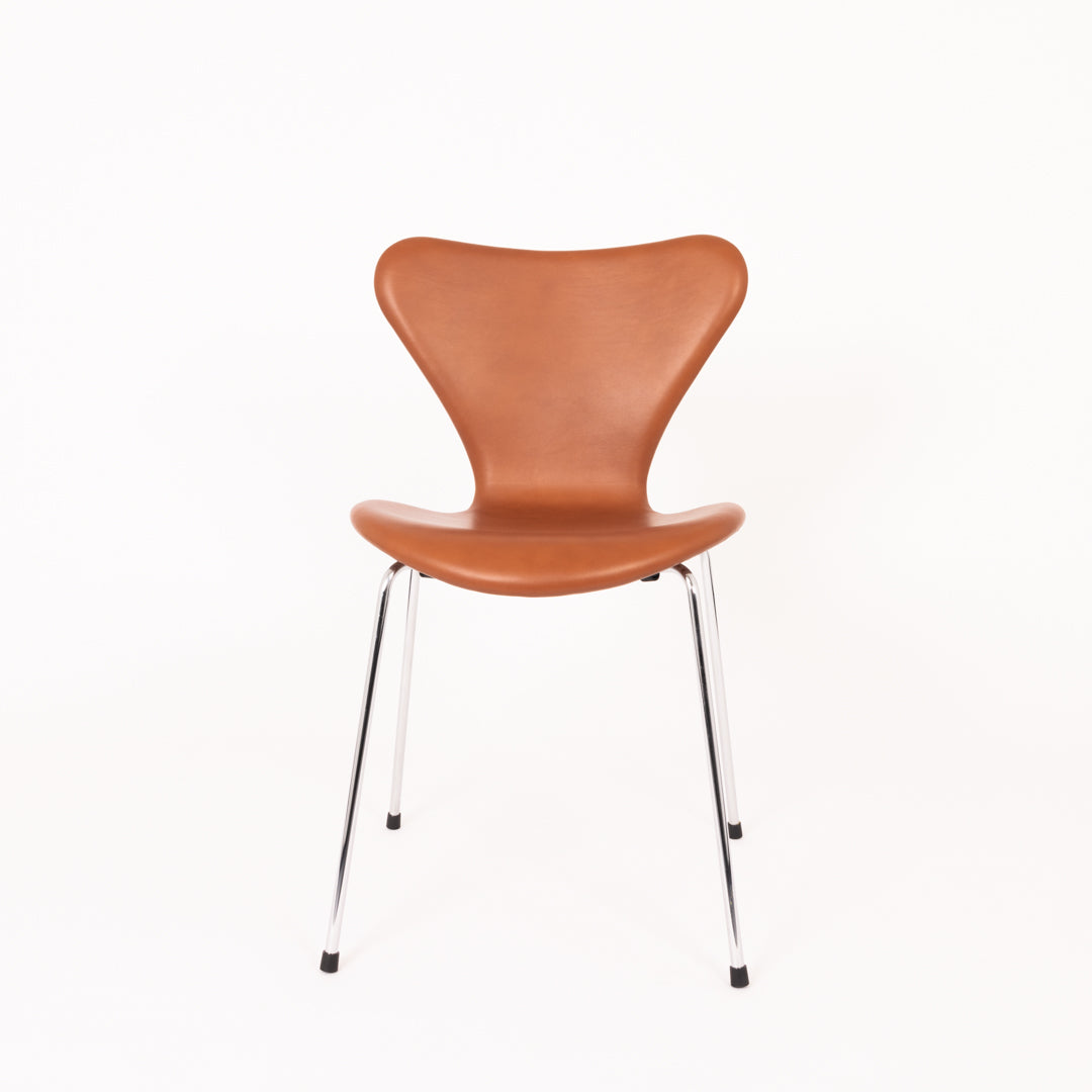 Arne Jacobsen 3107 – Cognac Anilin Læder m sorte afstandsklodser