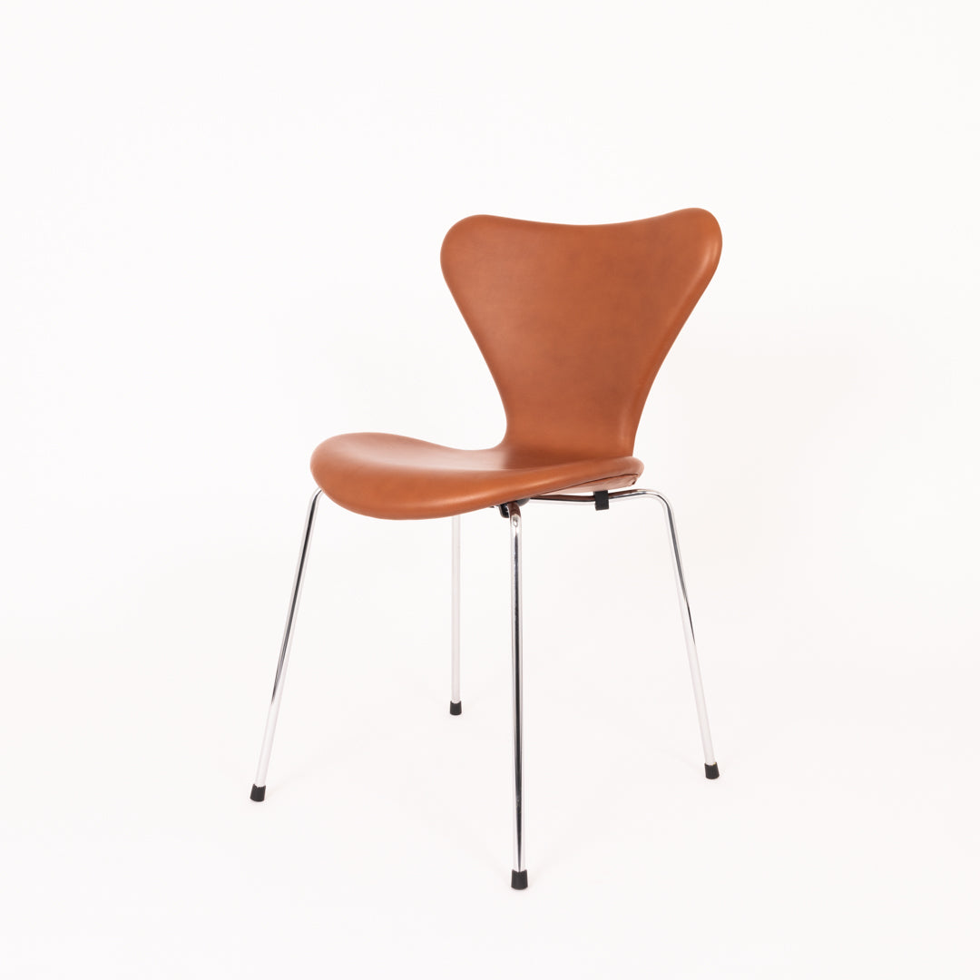 Arne Jacobsen 3107 – Cognac Anilin Læder m sorte afstandsklodser