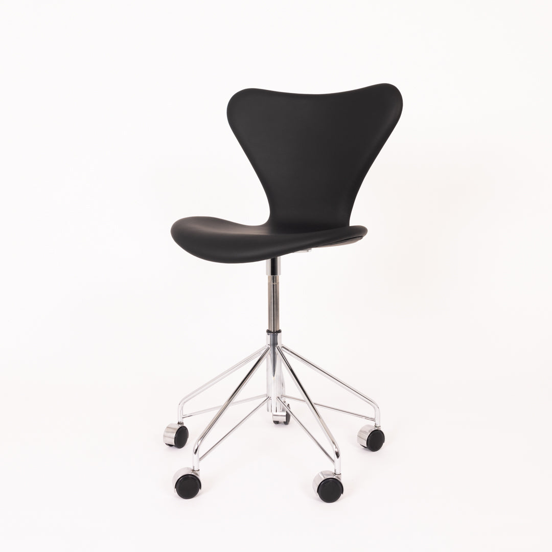 Arne Jacobsen 3117 – Sort Semi anilin