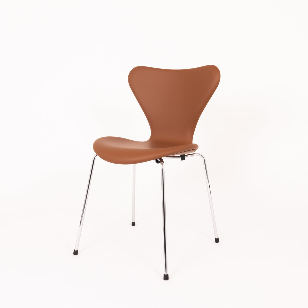 Arne Jacobsen 3107 – Cognac Semi Anilin m. Sorte afstandsklodser