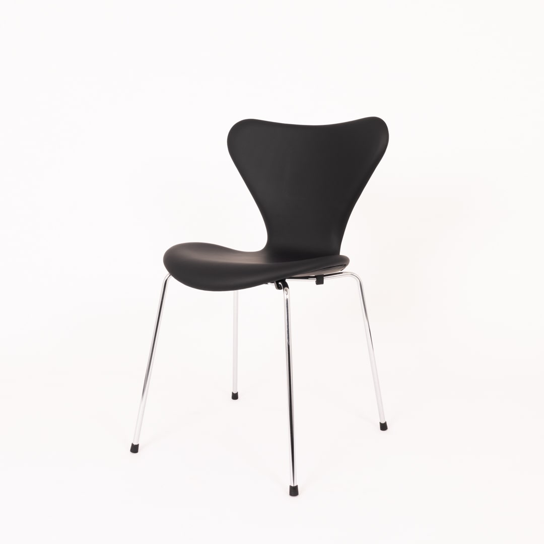 Arne Jacobsen 3107 – Sort Semi Anilin