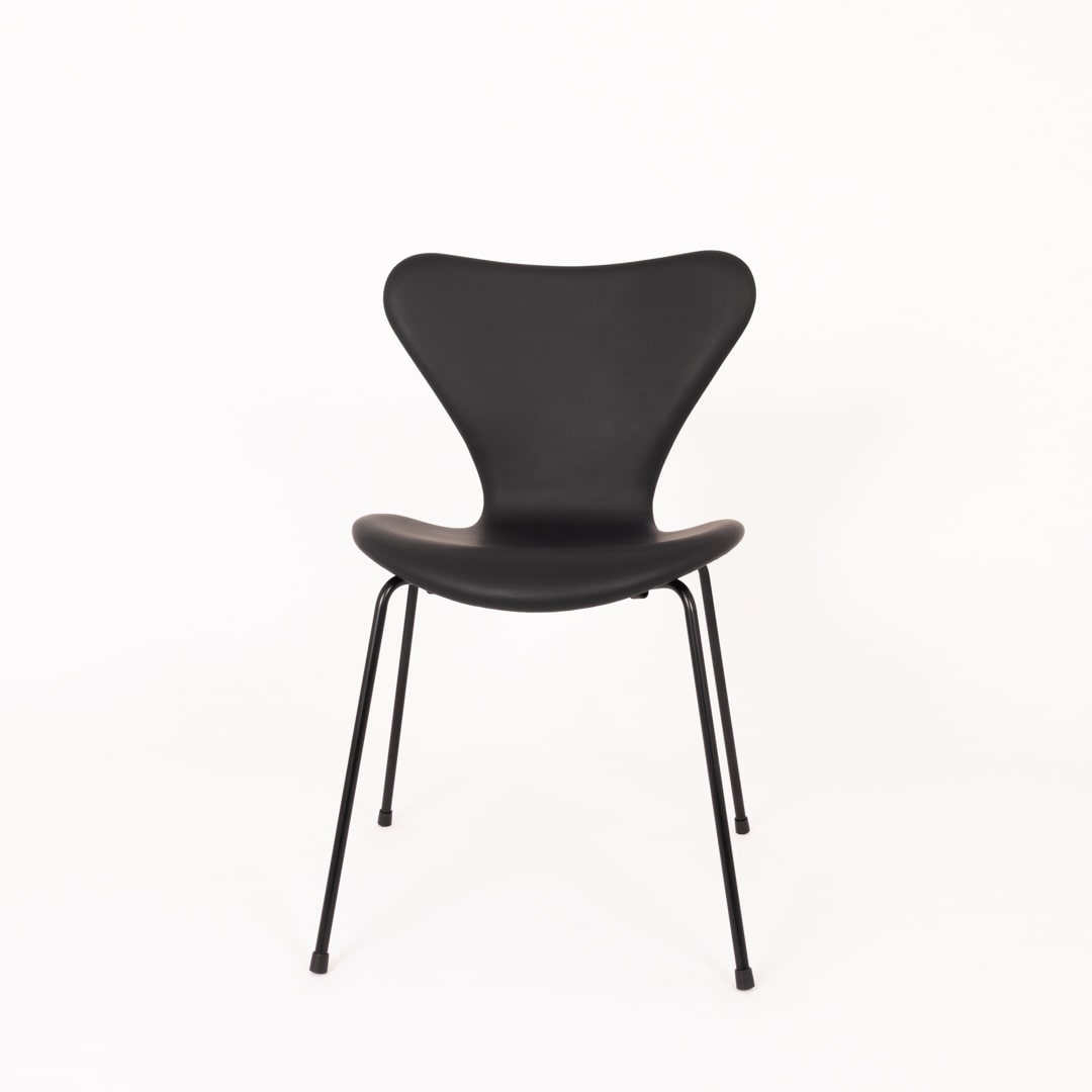 Arne Jacobsen 3107 – Sort Semi Anilin m Sorte Stel