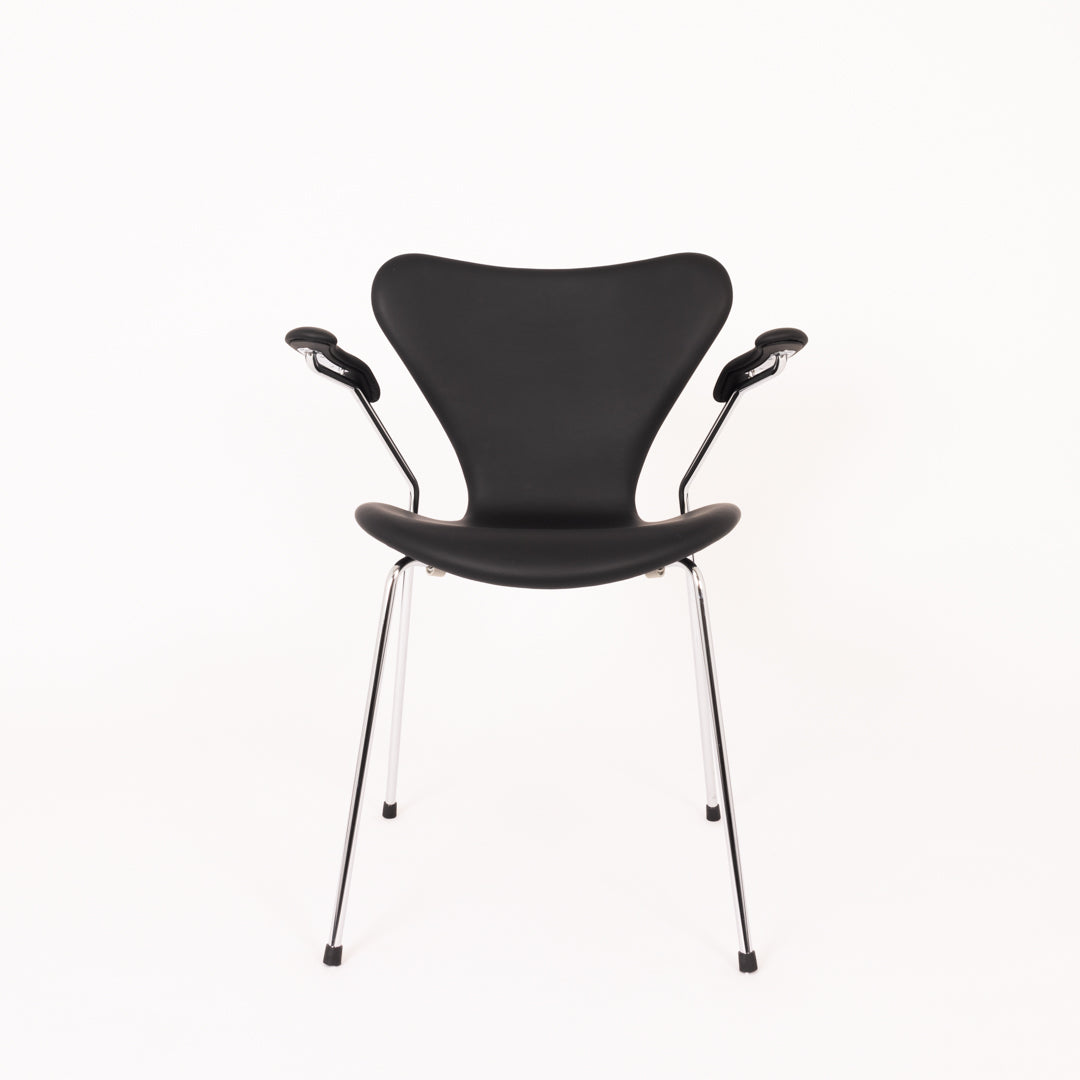 Arne Jacobsen 3207 – Sort Semi Anilin