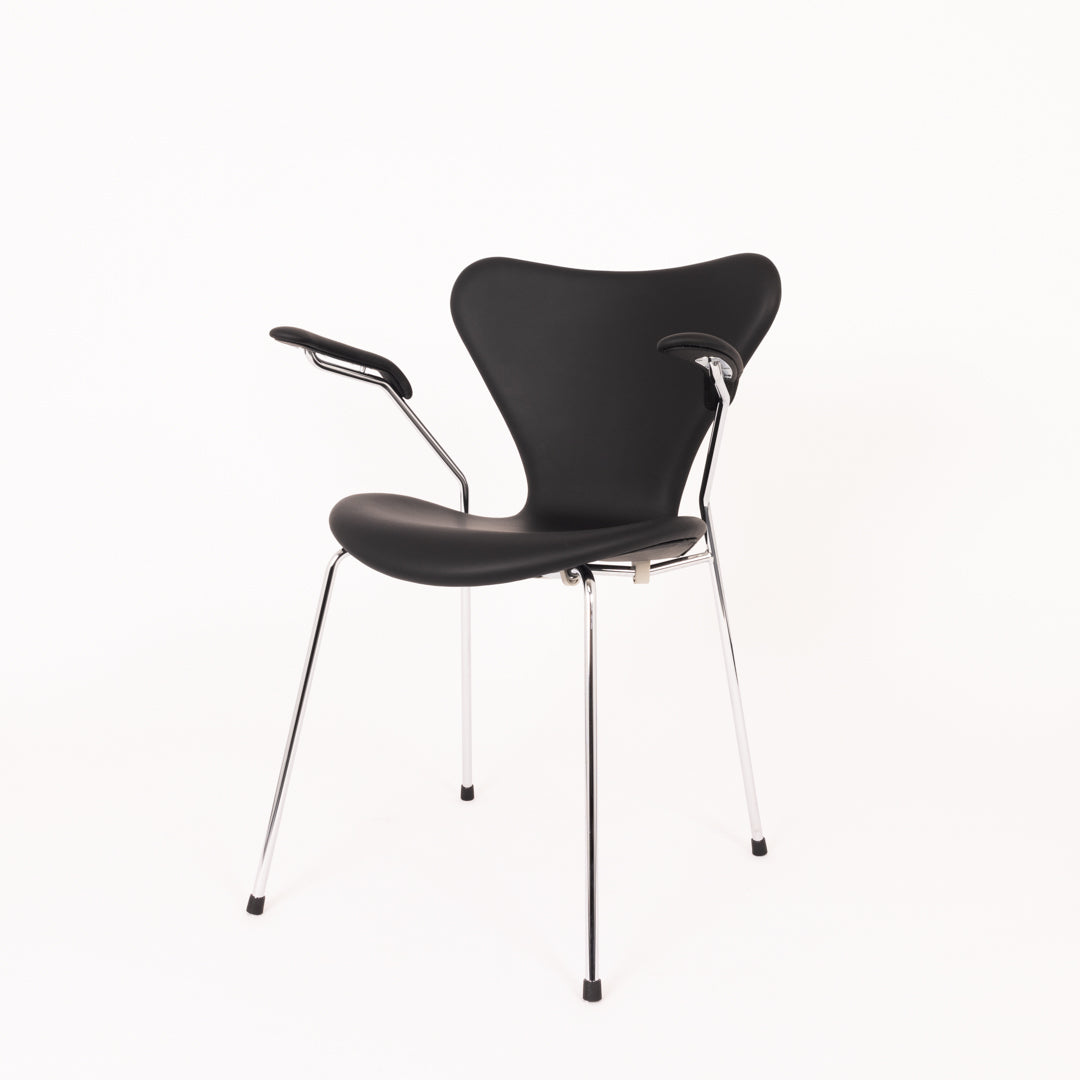 Arne Jacobsen 3207 – Sort Semi Anilin
