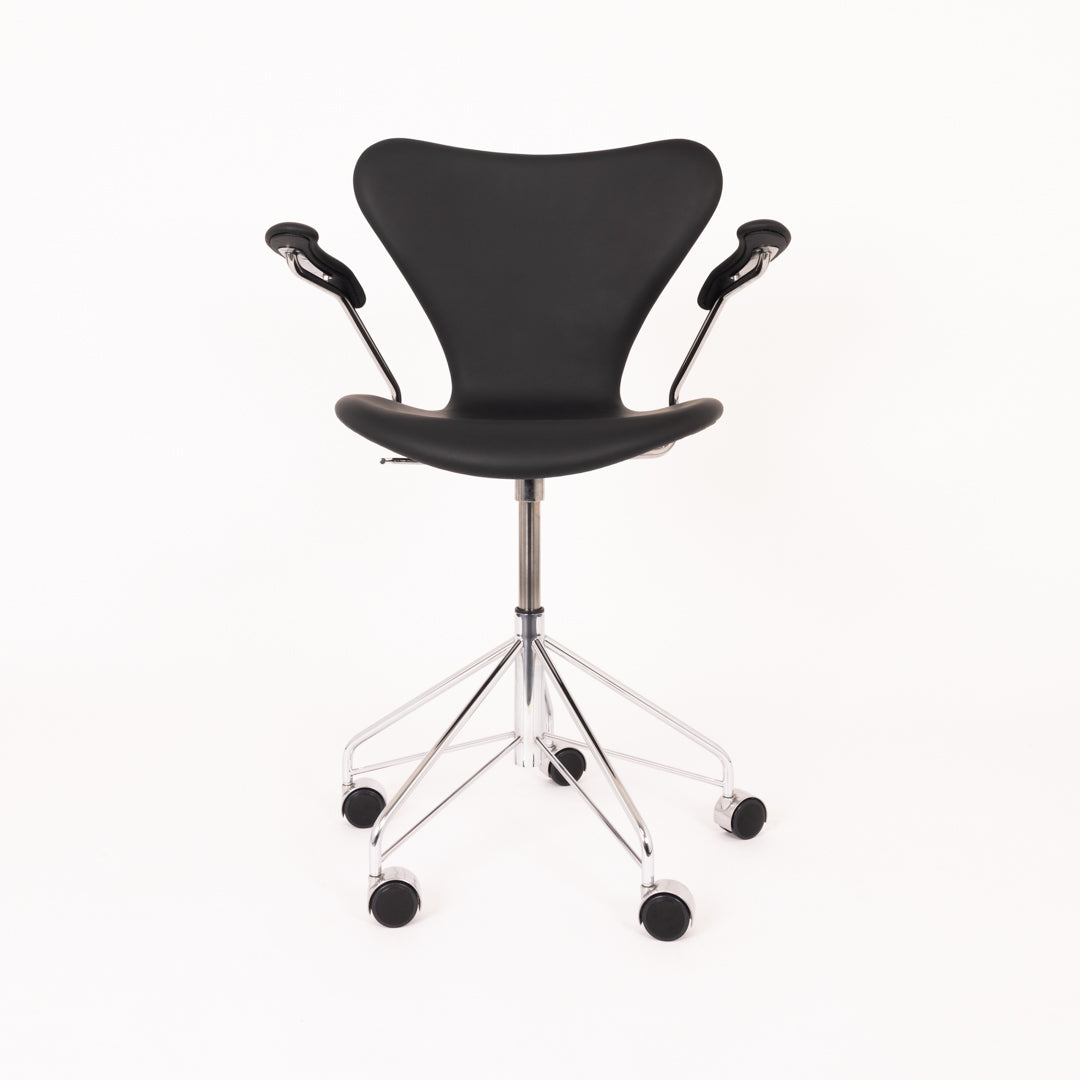 Arne Jacobsen 3217 – Sort Semi Anilin