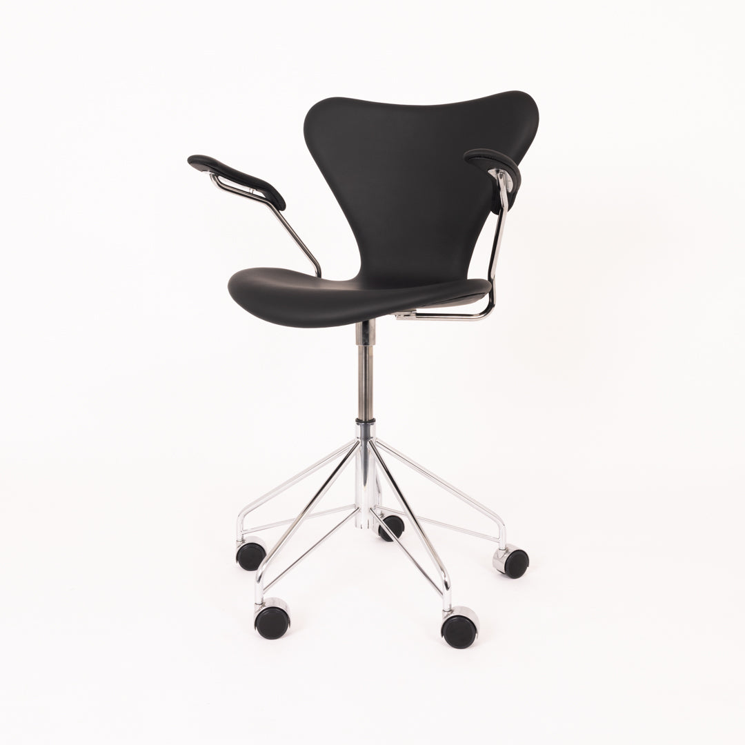 Arne Jacobsen 3217 – Sort Semi Anilin